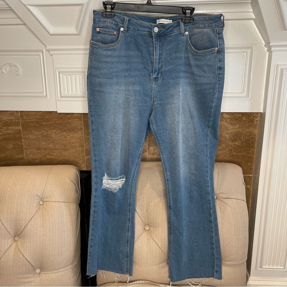 𝅺W: Avec Les Filles Light wash Cropped High-rise distressed Flared Jean Sz 30